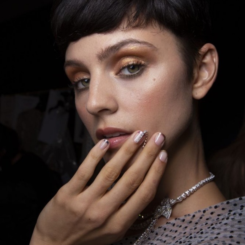 الوان اظافر صيف 2020 مع التفاصيل البراقة من Bibhu Mohapatra