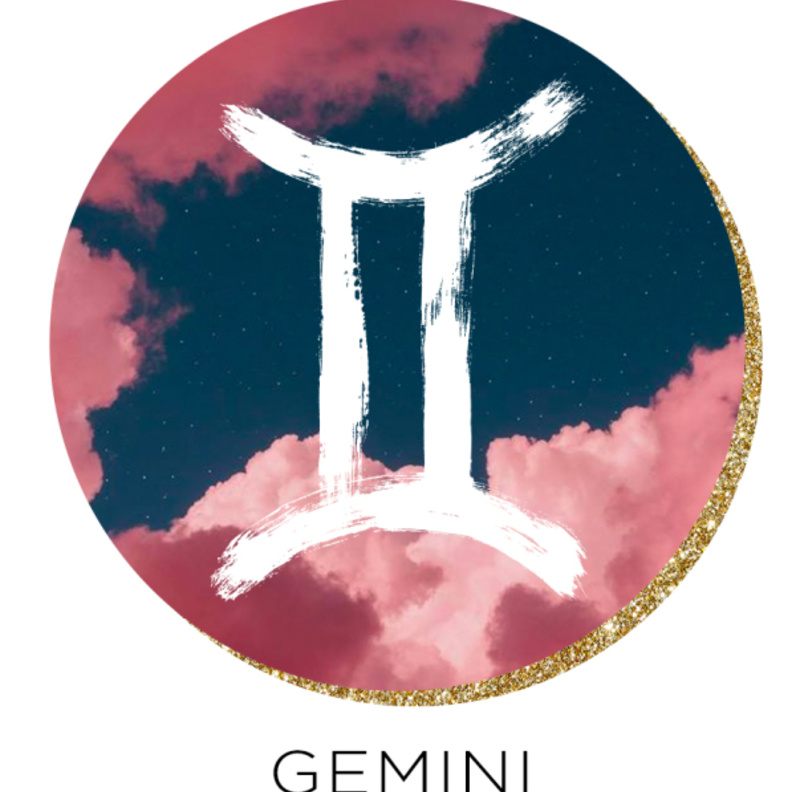  يتميّز بروح المرح والفكاهة والتفاؤل