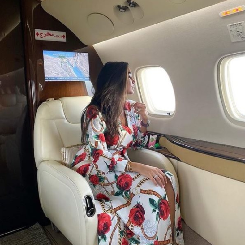  فستان بطبعة الورود الكبيرة