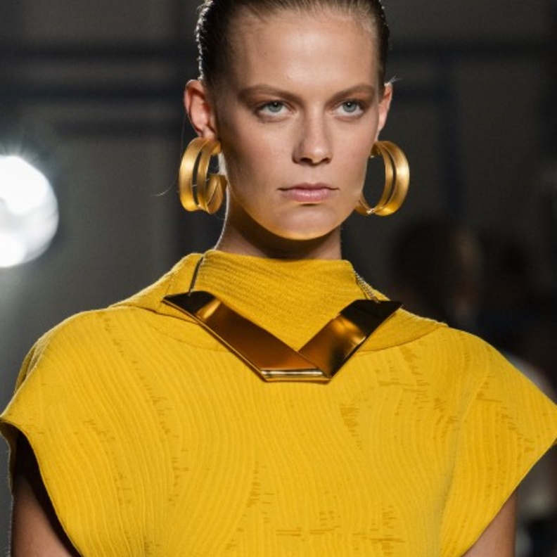  أقراط دائرية كبيرة من تصميم Proenza Schouler