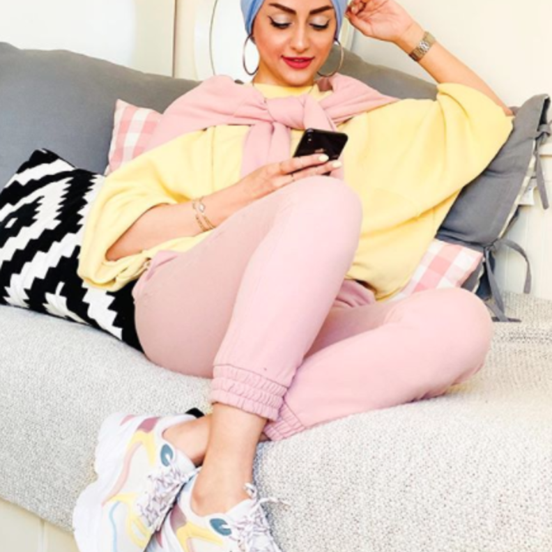  اعتمدت اسراء عثمان بيجاما منزلية باللون الزهري