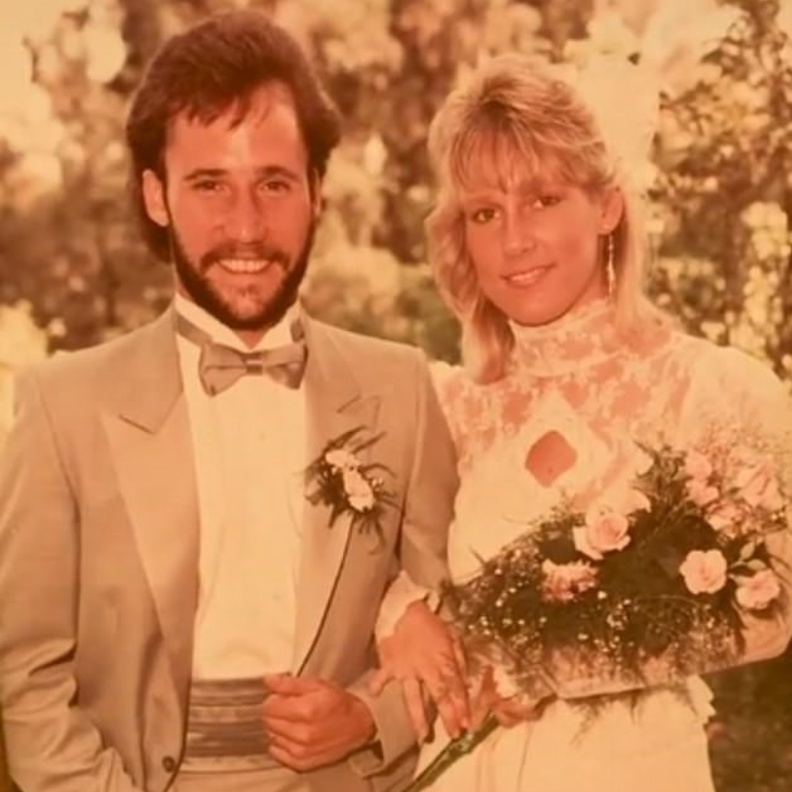 الصورة القديمة للسيدو بات بفستان الزفاف