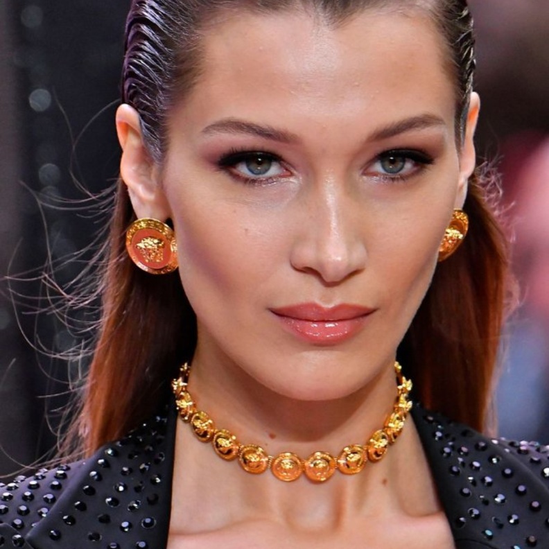 طريقة عمل تسريحة الشعر المبلل لصيف 2020 بأسلوب Bella Hadid