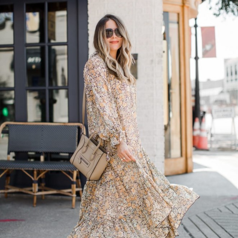 اعتمدي تنسيق صباحي مريح في الفستان الماكسي مع الحذاء الرياضي