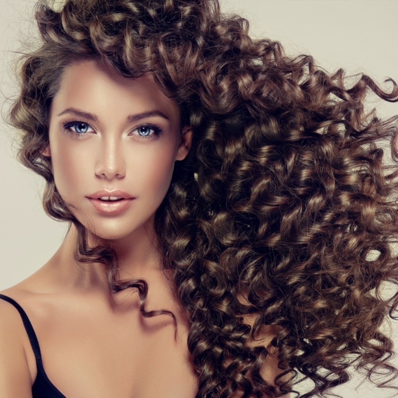 روتين العناية بالشعر الكيرلي في الصيف