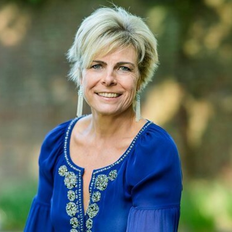  الأميرة لورنتين تحتفل بعيد ميلادها الرابع والخمسين