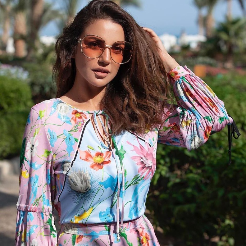  اطلالة ناعمة في فستان مورد نسقتها درة زروق