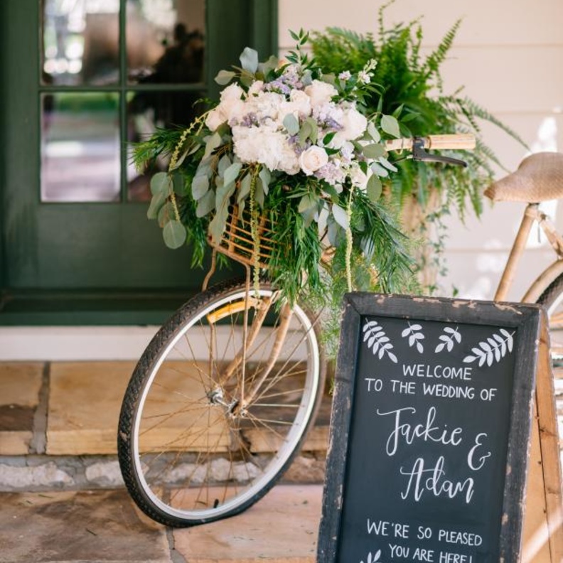  دراجة هوائية تزينها سلة من الزهور لتزين مدخل الموقع الذي سيقام فيه حفل الزفاف