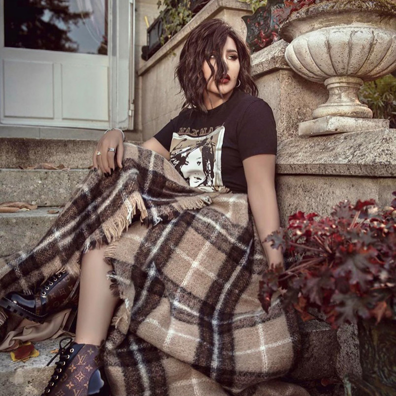 أحلام بتصاميم كاجوال وملفتة للنظر مع موضة التنورة الطويلة بنقشات والشراريب الناعمة