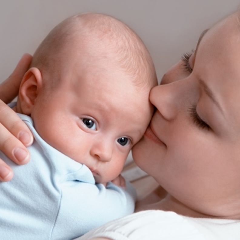 هل ينتقل فيروس كورونا من حليب الأم المصابة إلى الرضيع