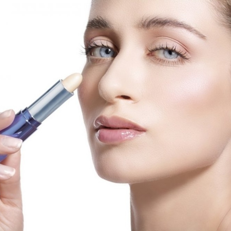 ابحثي عن كونسيلر كريمي بتغطية رائعة للتخلص من الهالات السوداء تحت العين