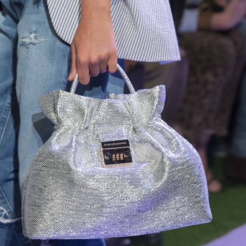 موديلات حقائب نسائية لامعة فضية موضة 2020 من Brandon Maxwell
