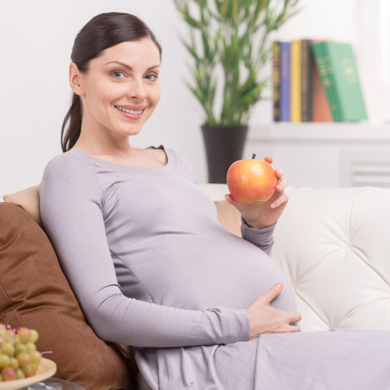من فوائد التفاح للحامل تحسين عملية الهضم 