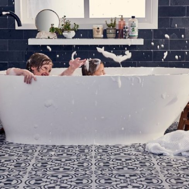 تصميم أرضية حمام مودرن بطابع ريفي