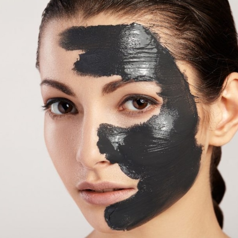 طريقة عمل قناع الفحم للتخلص من الأوساخ والشوائب في الوجه