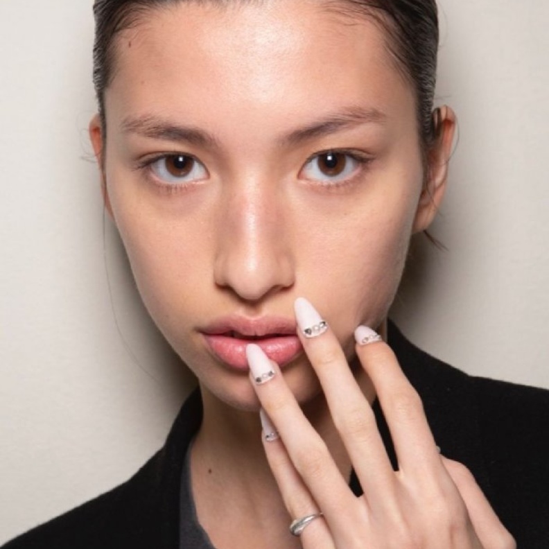 اجمل الوان مناكير بيضاء لاطلالات صيف 2020 من Giambattista Valli