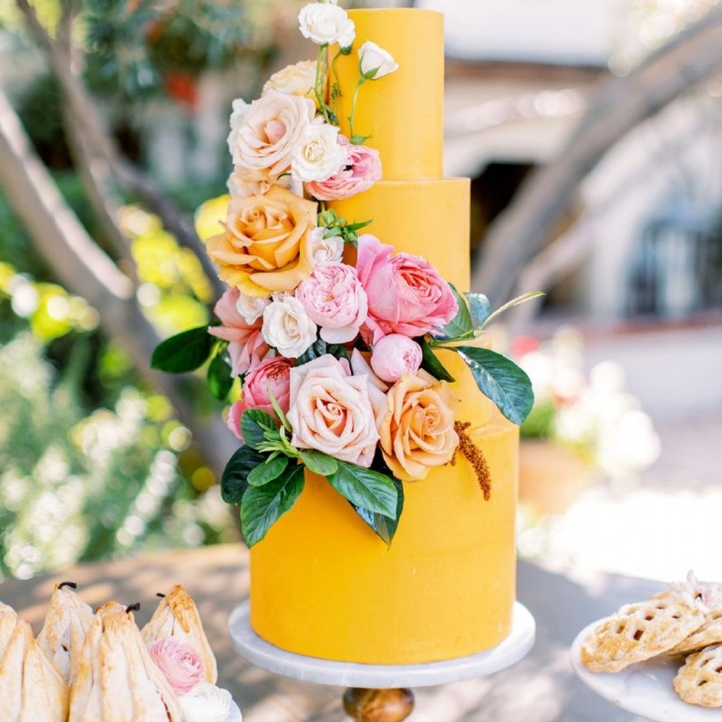 اللون الاصفر كثيم لحفلات الزفاف الصيفية