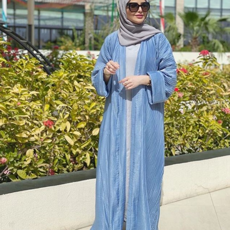 تألقت بعباية باللون الأزرق تميّزت بالقماش اللامع وقماش الكسرات