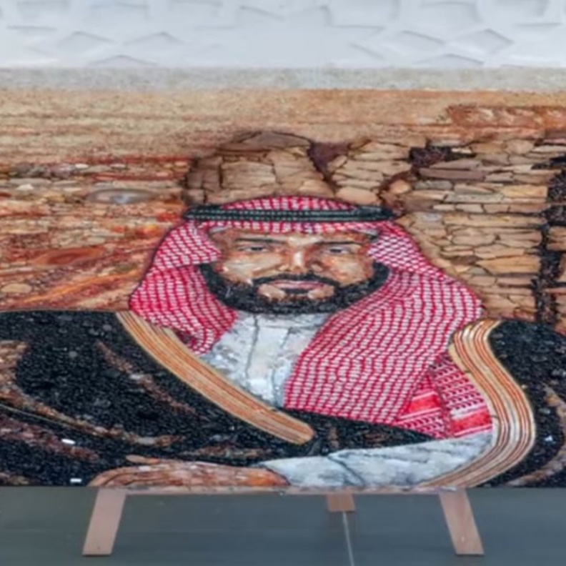 تشكيلية سارة الزايدي تكشف عن لوحة لولي العهد بالألماس والأحجار الكريمة