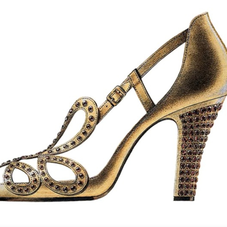 الحذاء المرصع بحجر الياقوت الأحمر هو اختيار الملكة إليزابيث يوم تتويجها