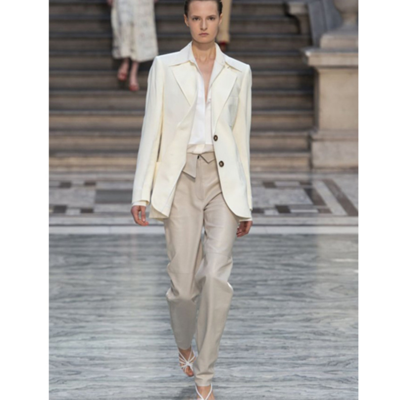 طرق تنسيق موضة البلايزر البيضاء في ربيع 2020 من Victoria Beckham