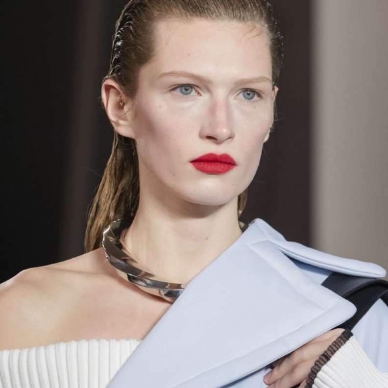 الوان احمر شفاه حمراء وفاتحة من دار Proenza Schouler