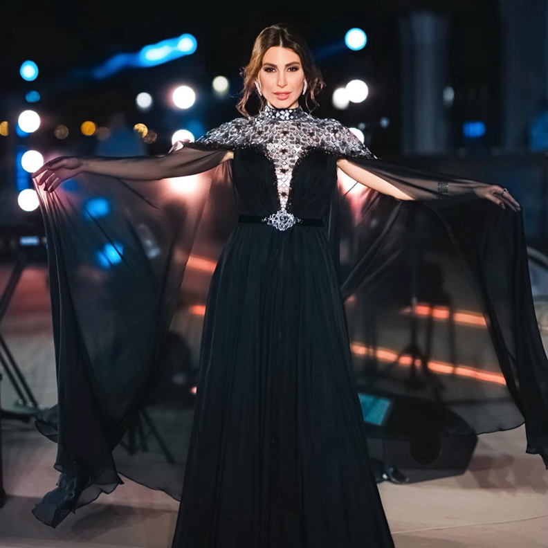 النجمة يارا بفستان سهرة فاخر باللون الأسود مع أكمام التول الطويلة