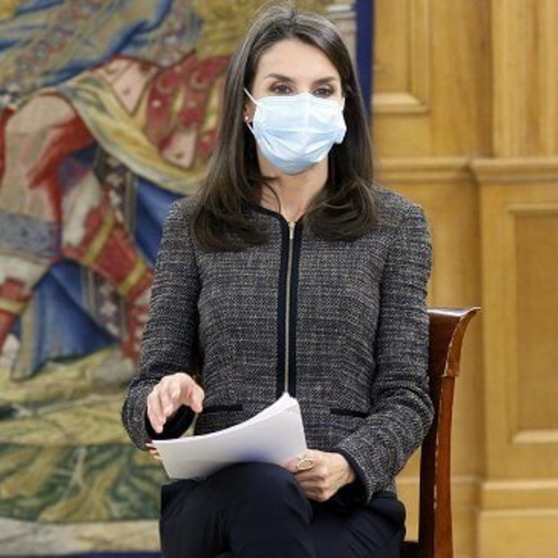 الملكة ليتيزيا أنيقة في سترة من هوغو بوس