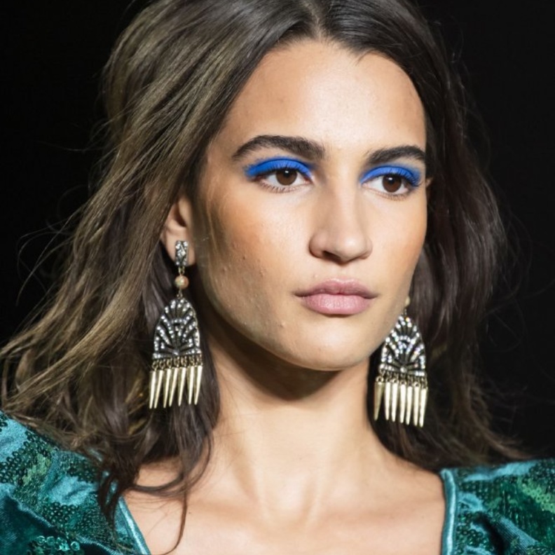 مكياج عيون سموكي بتدرجات الازرق النيلي من Tadashi Shoji