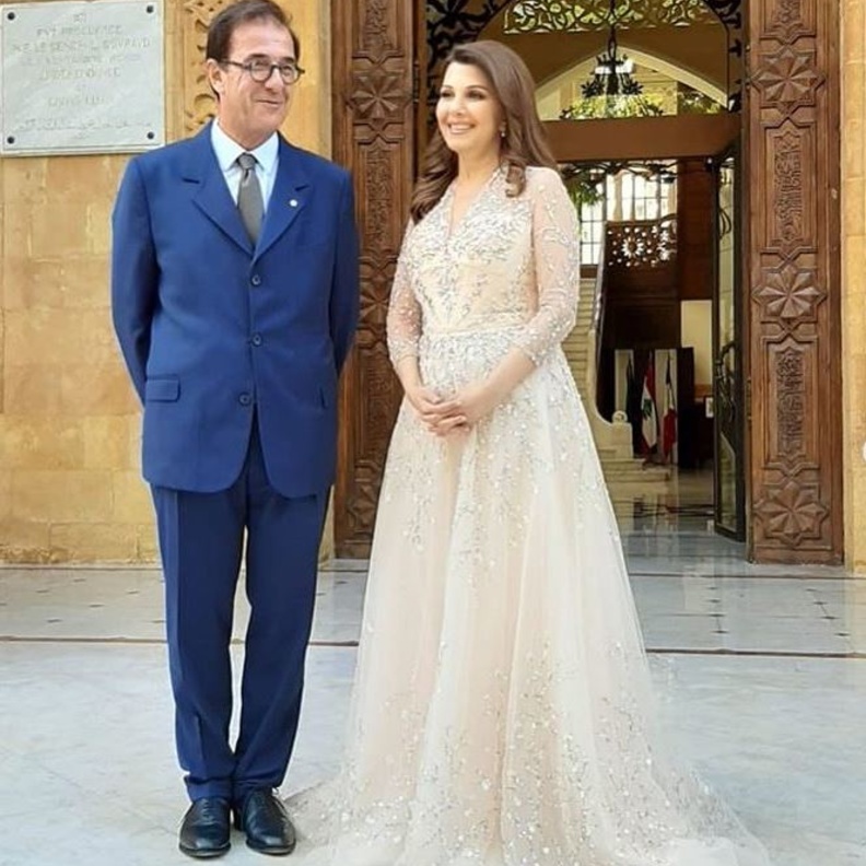  بدت الرومي كالملكة بقصة الفستان الذي أتى بقصة صدر V محتشم، مع أكمام طويلة شفافة