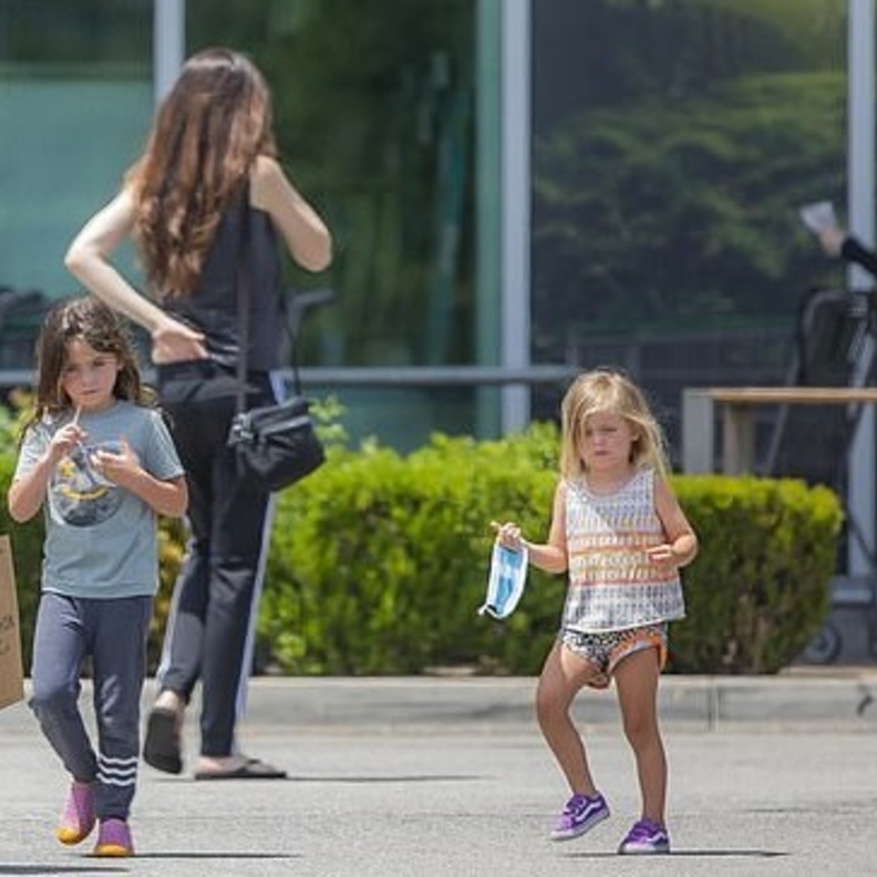 ميغان فوكس تخرق الحجر المنزلي