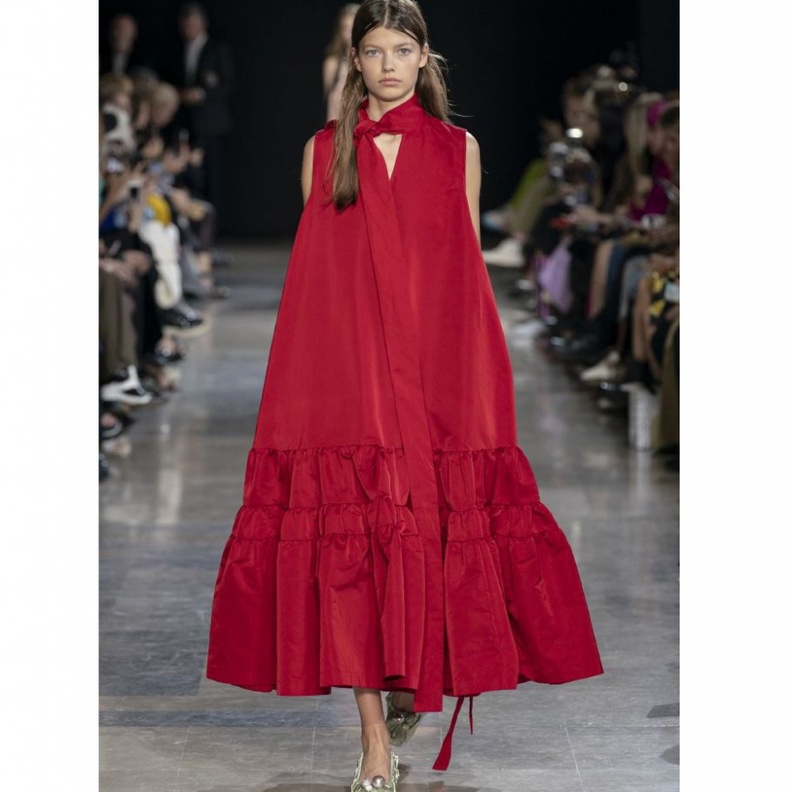 موديلات فساتين واسعة باللون الاحمر تخفي البطن من Rochas