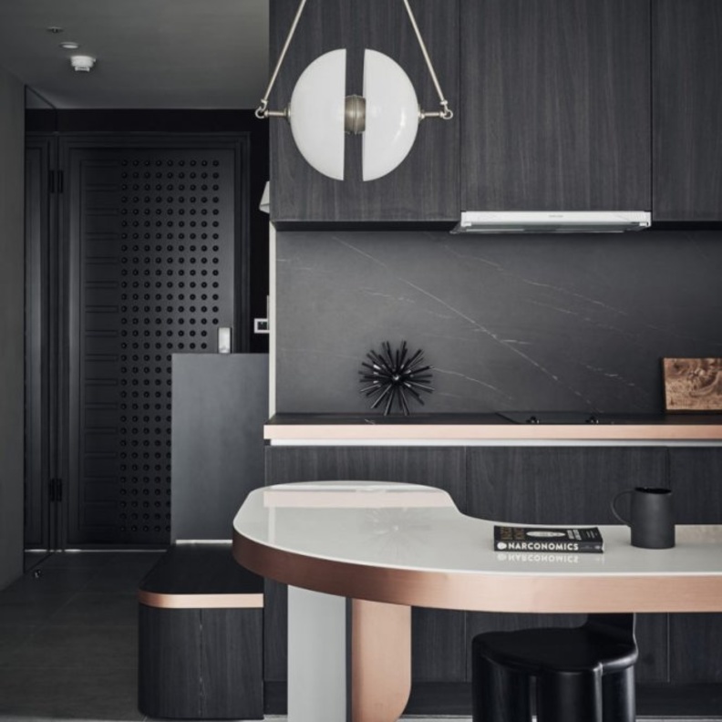  لمسات من النحاسي البراق مع ديكور المطبخ بلونه الأسود الجذاب