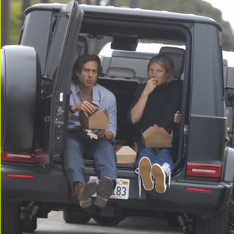 جوينيث بالترو وبراد فالتشوك