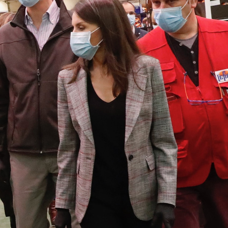 نسقت الملكة اطلالة باللون الأسود مع بلايزر من تصميم Carolina Herrera