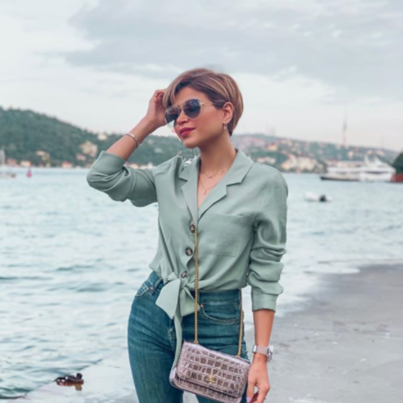 لوك صيفي ناعم في الجينز نسقته نهى نبيل