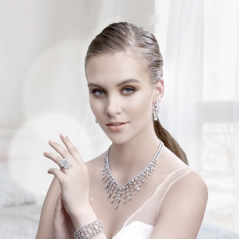 أطقم استثنائية مجوهرات معوّض.. تليق بالعروس المميزة