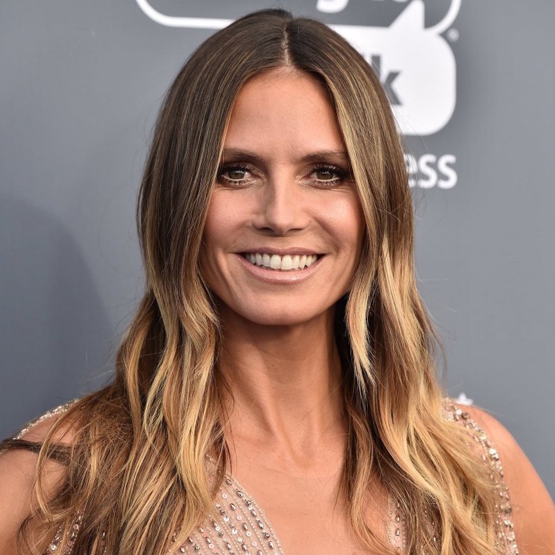 تترك كلوم جذور الشعر داكنة ثم تترك خصلها الشقراء تنفرد على الأكتاف