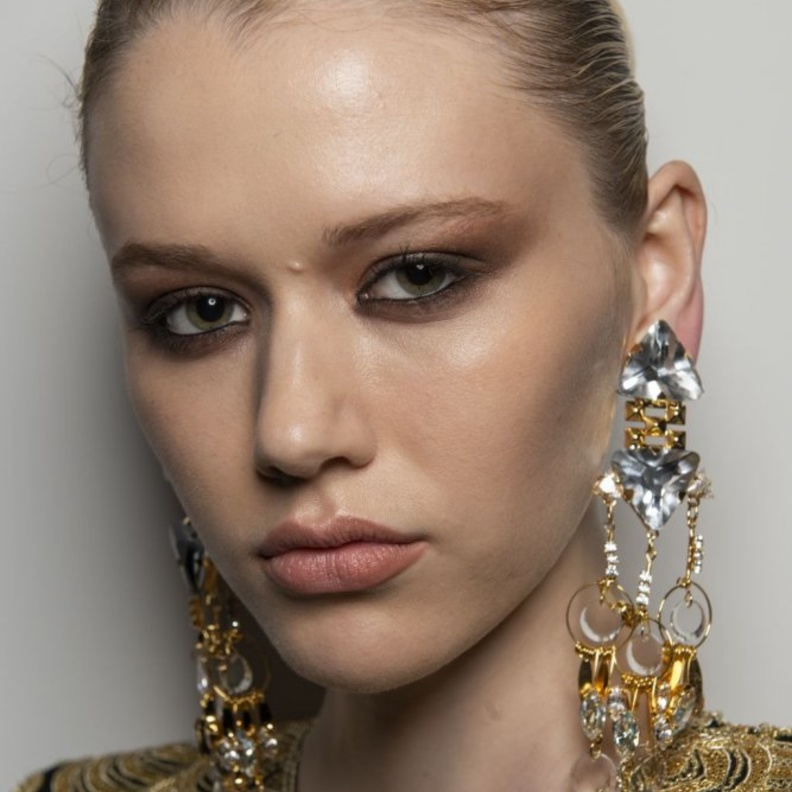 مكياج عيون برونزي مشرق لصيف 2020 من Naeem Khan