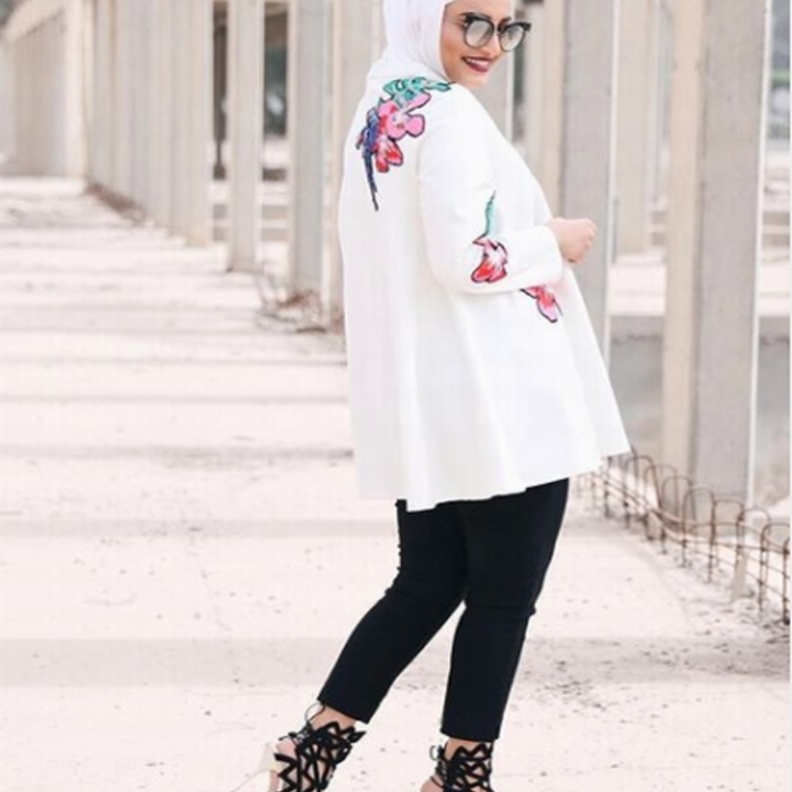  اطلالة أنيقة اعتمدت فيها دلال الدوب بلوز طويل أبيض مع بنطلون أسود