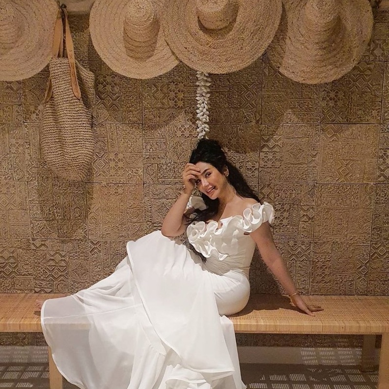 موديلات فساتين واسعه وبيضاء مستوحاة من اجمل اطلالات لجين عمران العصرية