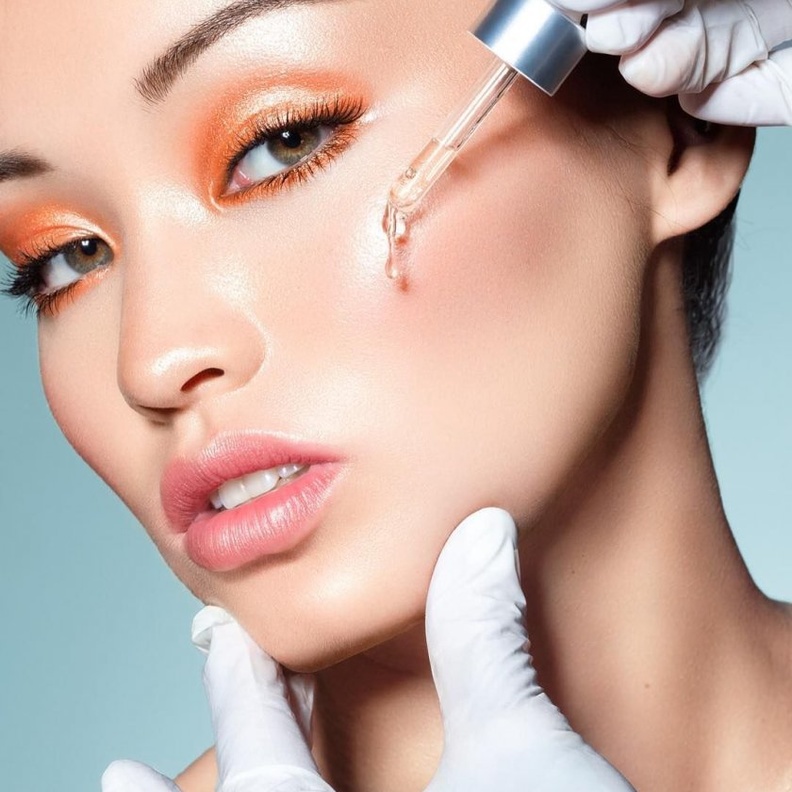  طبقي السيروم على وجهك قبل وضع المرطبات