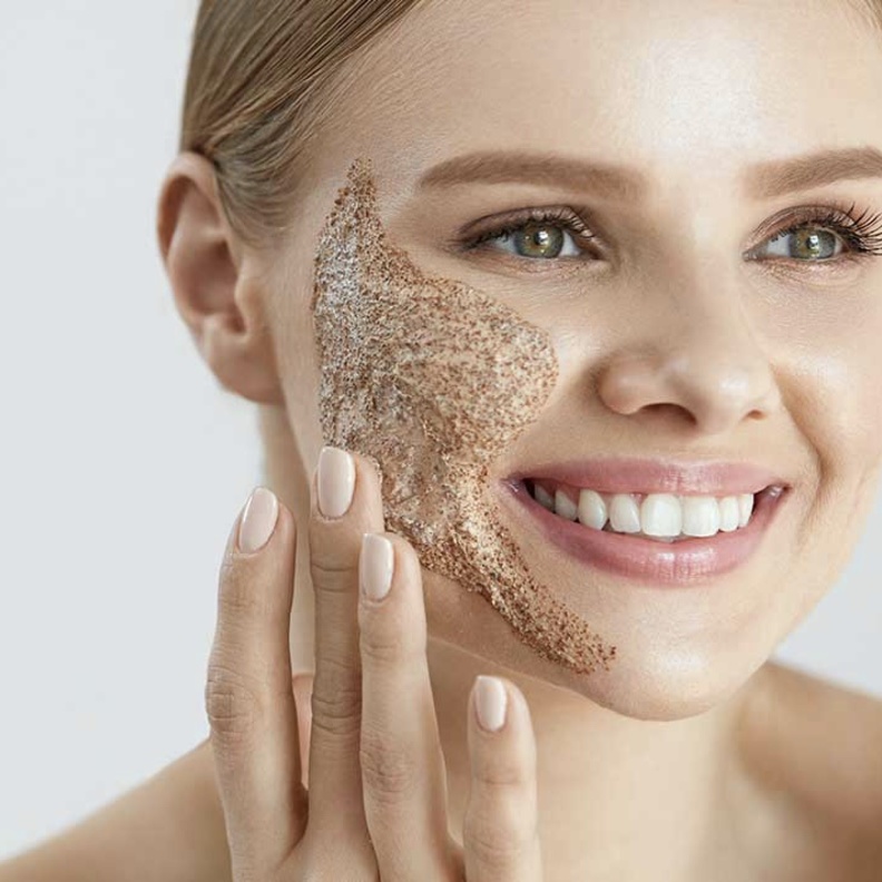 طرق طبيعية لتقشير البشرة الحساسة وعلاجها في المنزل