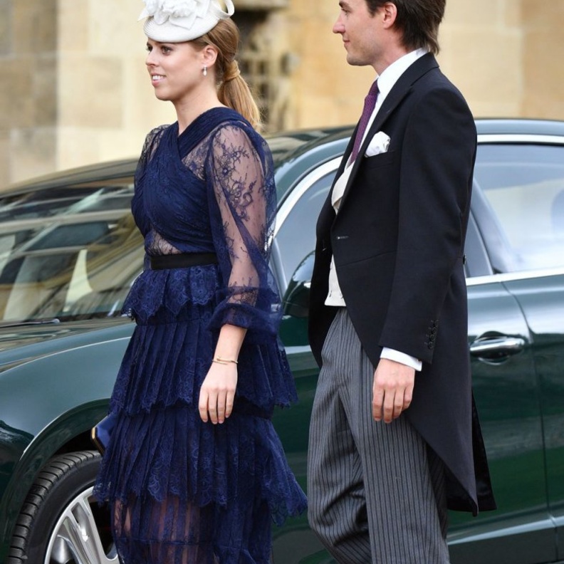 إطلالة ساحرة باللون الكحلي من تصميم Self-Portrait