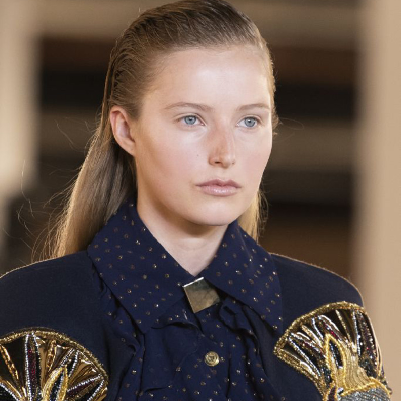 تسريحات شعر مسحوبة الى الخلف لصيف 2020 من Balmain