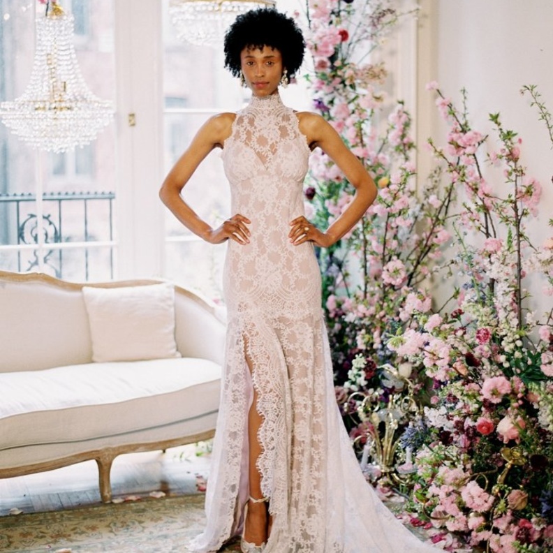 فستان من قماش الدانتيل