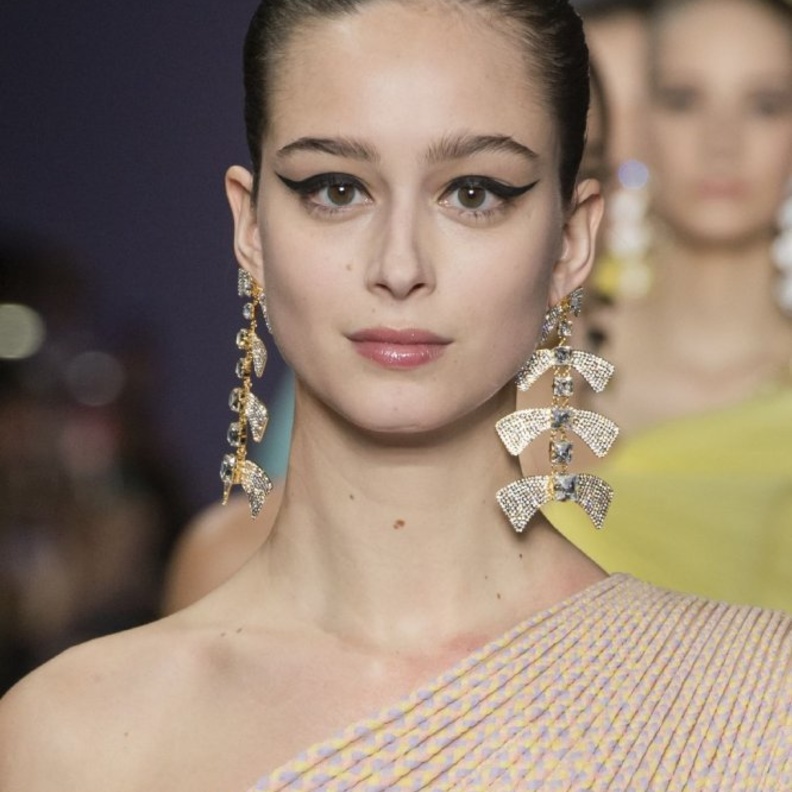 رسمات ايلاينر ريترو عريضة ومجمحة من دار Georges Hobeika