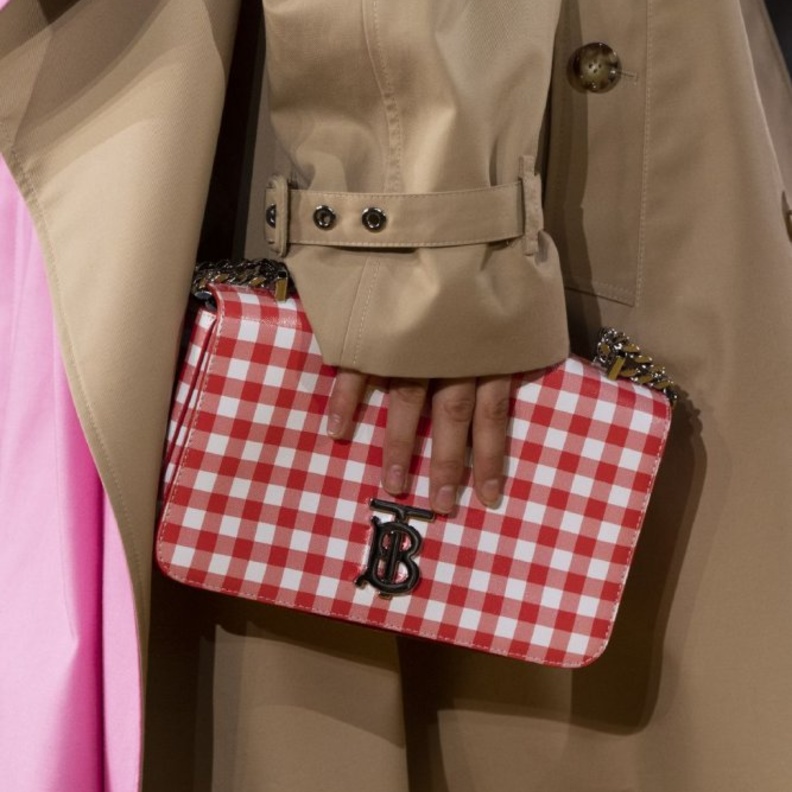 حقائب بأقمشة الكارو الاحمر الصغير من دار Burberry