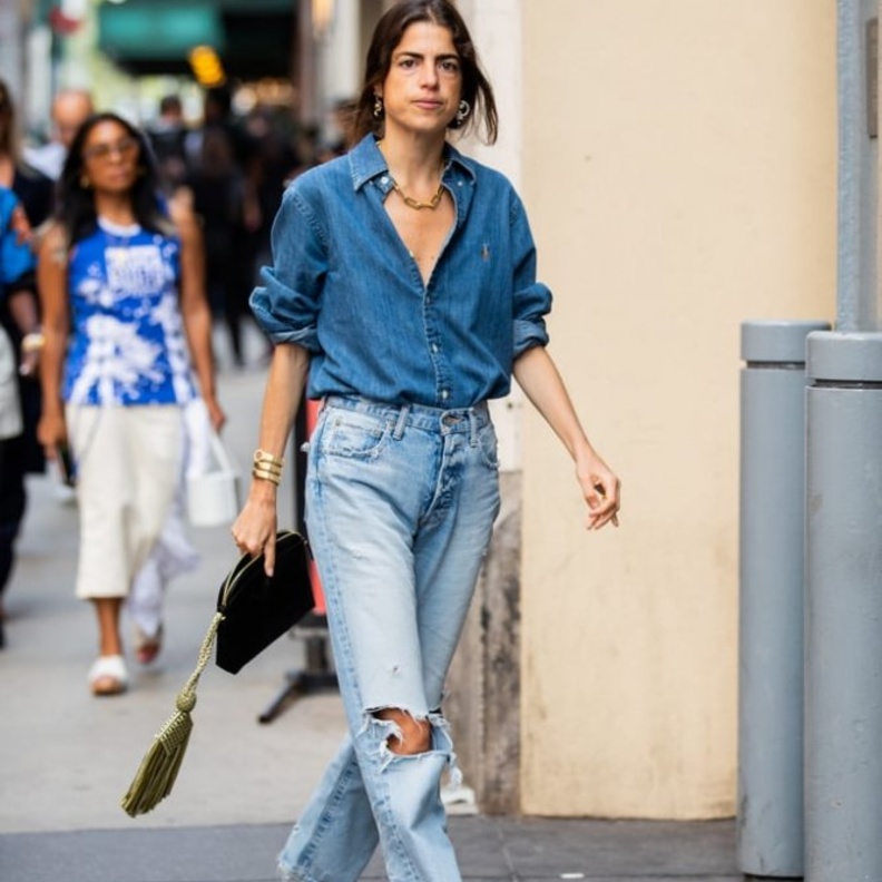  اعتمدي قميص الجينز بدرجة مختلفة عن البنطلون لاطلالة شبابية مميزة