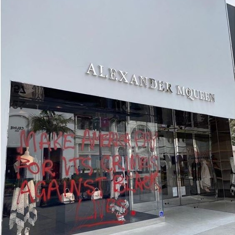  كتب المحتجون شعارات على واجهة الكسندر ماكوين